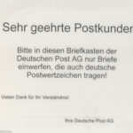 Hinweisschild der Post an einem Briefkasten auf der Zugspitze