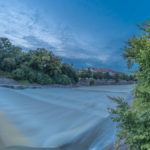 An der Isar - Wasserstufe bei der Maximiliansbrücke in München bei Hochwasser