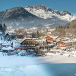 Blick vom Cafe Malerwinkel über den zugefrorenen Königssee Richtung Berchtesgaden