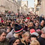 eine große Menschenmasse in der Londoner Regent Street