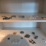 Sortierte Schrauben und Montagematerial für ein Ikea - Bett