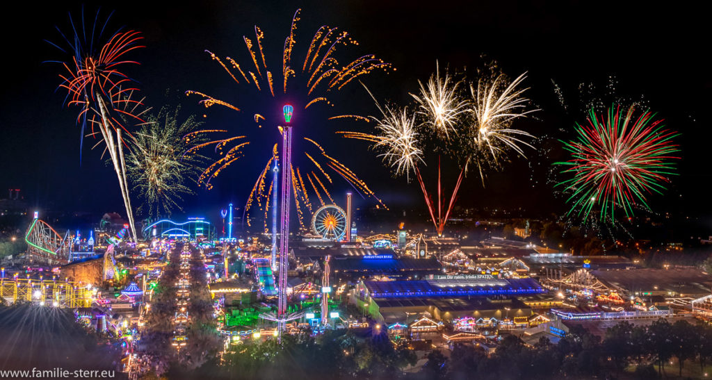 Feuerwerk über dem Oktoberfest  Familie Sterr