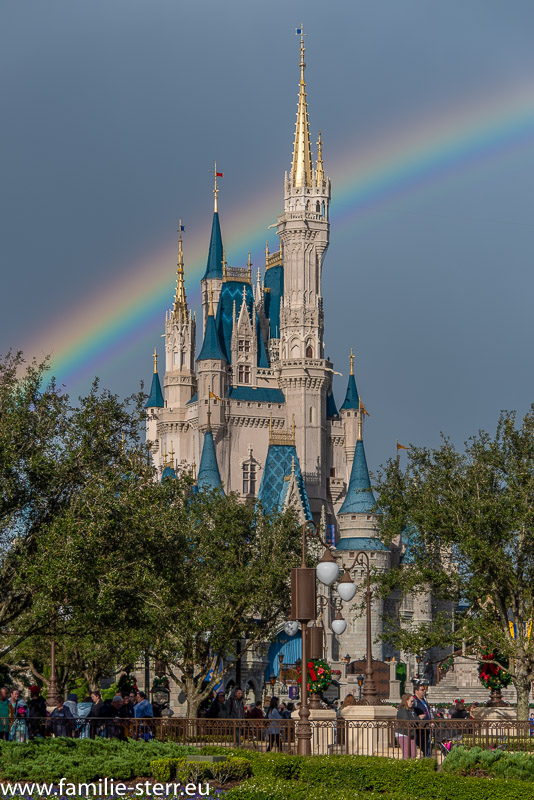 ein Regenbogen direkt hinter dem Schnewittchen - Schloss im Magic Kingdom / Disney World / Orlando, FL