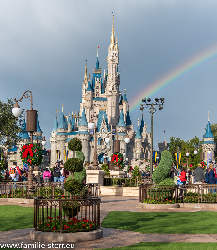 ein Regenbogen direkt hinter dem Schnewittchen - Schloss im Magic Kingdom / Disney World / Orlando, FL