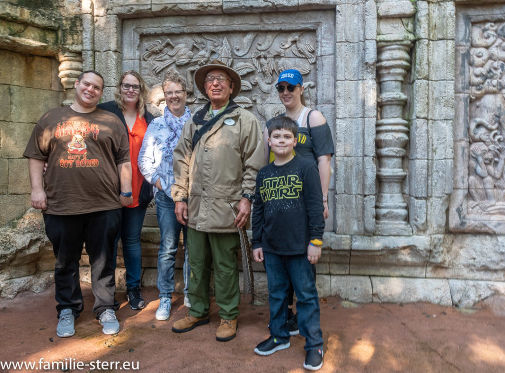 Carl und die Familie vor einer Tafle am Maharaja Trail in Animal Kingdom / Disney World / Florida