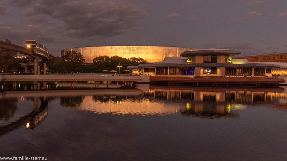 Sonnenuntergang im EPCOT / Testtrack und Odyssee