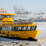 Linienboot im vereisten Hamburger Hafen