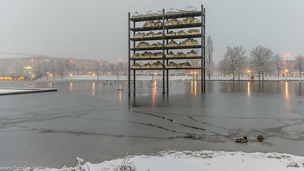 Gipfel im Regal - Schneefall am Münchner Messesee