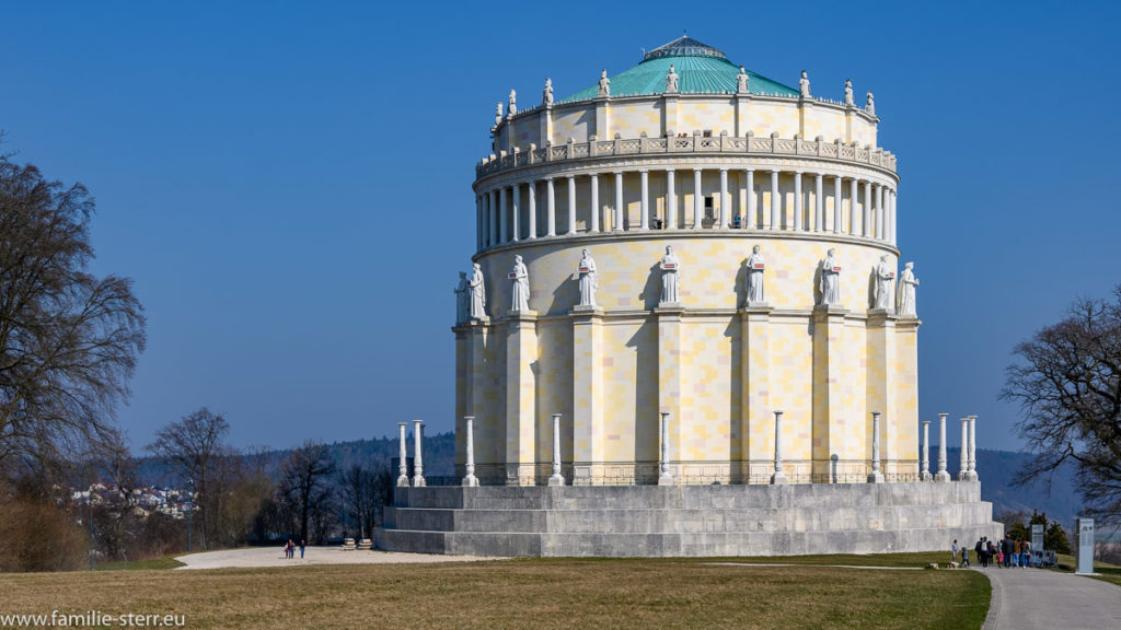 Blick auf die Befreiungshalle bei strahlend blauem Himmel