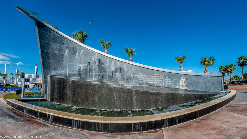 Kennedy - Fountain am Nasa Visitor Center in Cape Canaveral