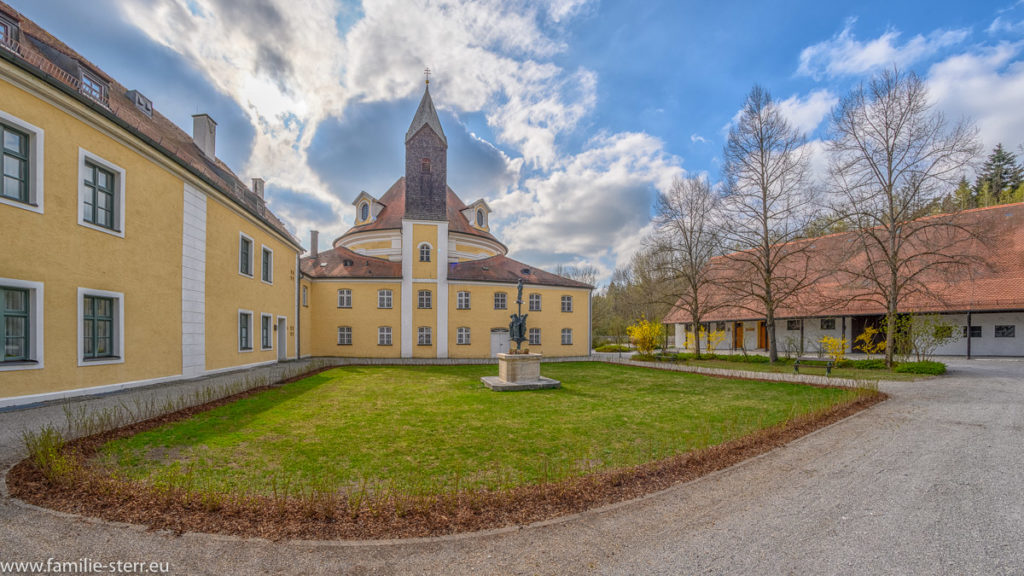 Innenhof der Kuratel und der Wieskirche bei Freising