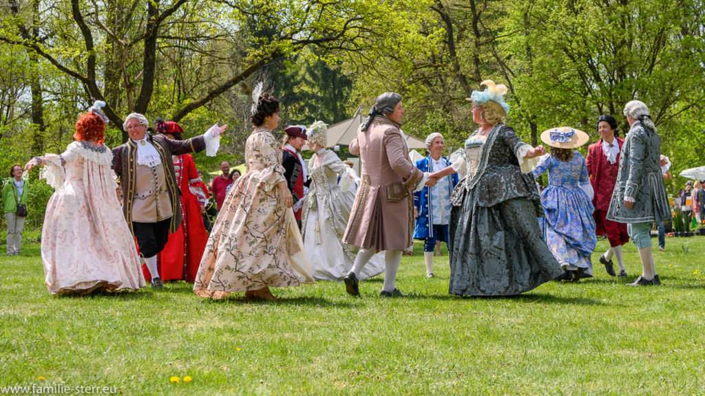 Tanzgruppe in historischen Gewändern bei den Gartentagen am Schloß Oberschleißheim