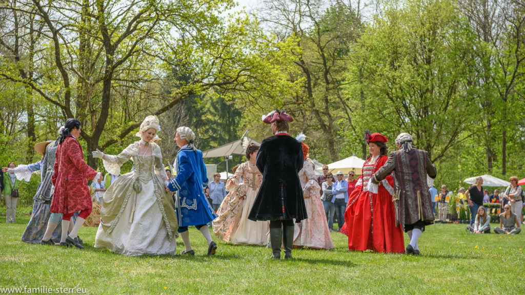 Tanzgruppe in historischen Gewändern bei den Gartentagen am Schloß Oberschleißheim