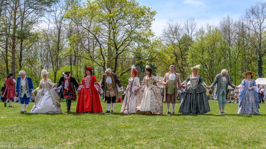 Tanzgruppe in historischen Gewändern bei den Gartentagen am Schloß Oberschleißheim