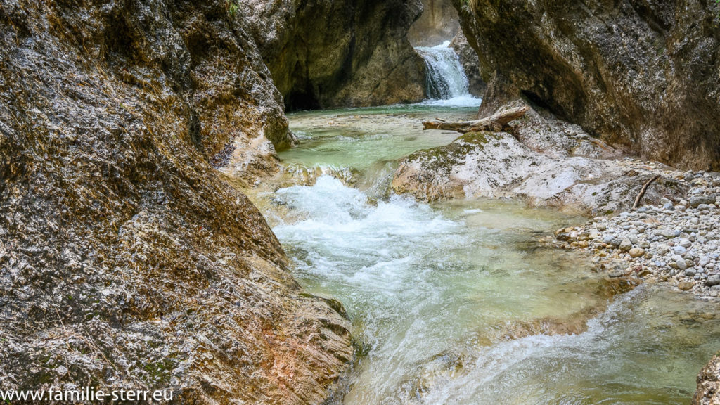 kleine Wasserstufen des Almbachs in der Almbachklamm bei Marktschellenberg im Berchtesgadener Land