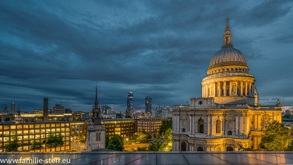 nächtlicher Blick über London auf die St. Pauls Cathedral