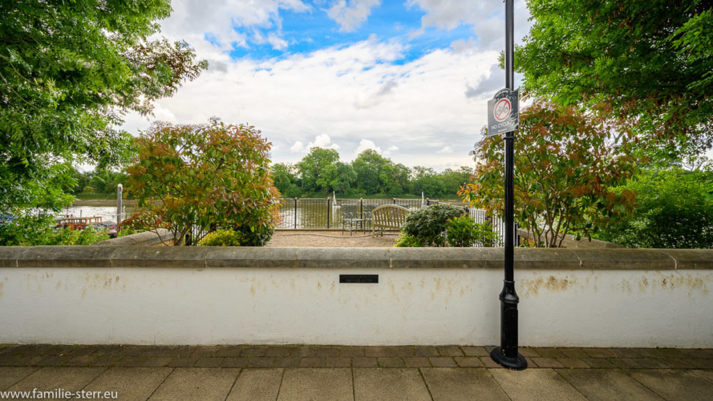 ein kleiner Garten mit Bank und Blick auf die Themse bei Chiswick