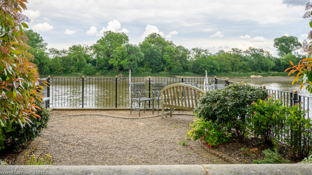 ein kleiner Garten mit Bank und Blick auf die Themse bei Chiswick