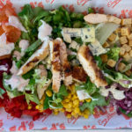 bunter Salat mit Hühnerstreifen