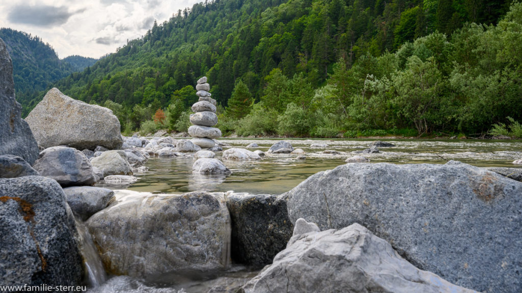 Steinmännchen an einem kleinen Wasserfall an der Isar bei Lenggries