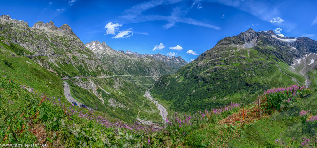 Blick über die Auffahrt zum Sustenpass Richtung Andermatt