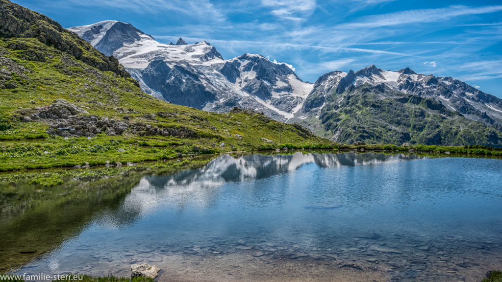 Blick über den See in die Berge am Sustenpass