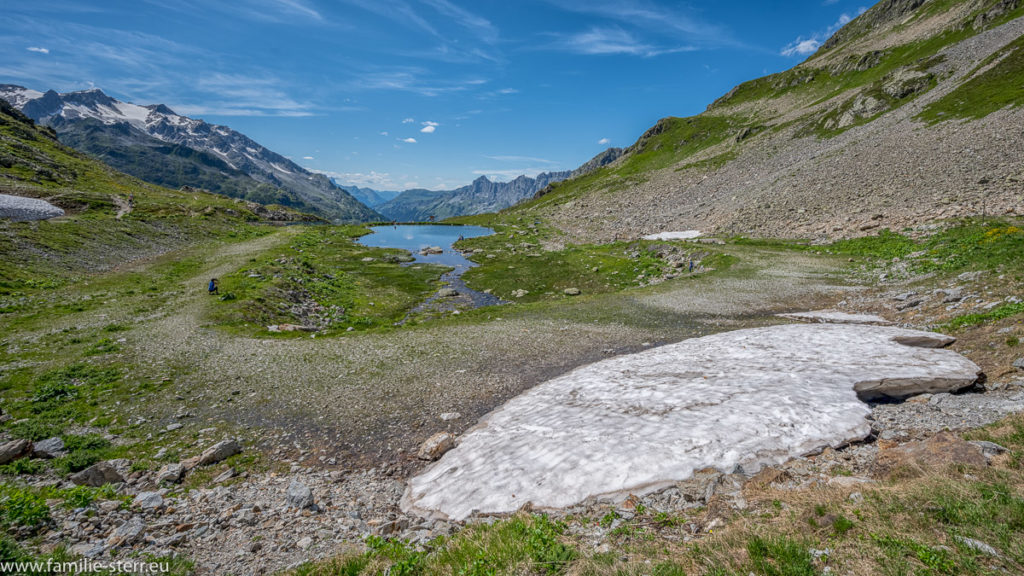 Eisfläche und kleiner See am Sustenpass