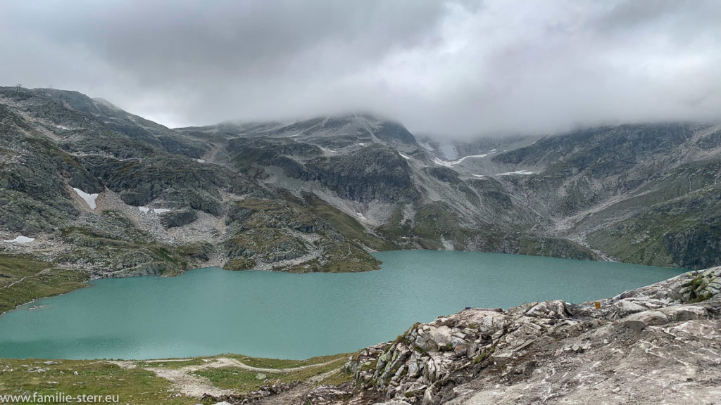 Blick von der Rudolfshütte auf den Weisssee im Nationalpark Hohe Tauern unter einer dichten Wolkendecke