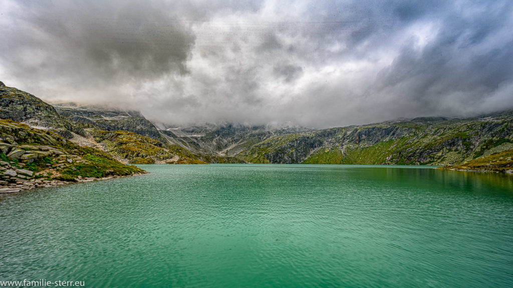 Weisssee im Nationalpark Hohe Tauern unter einer dichten Wolkendecke