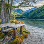 Picknicktisch am Ufer des Antholzer Sees an einem sonnigen Herbsttag