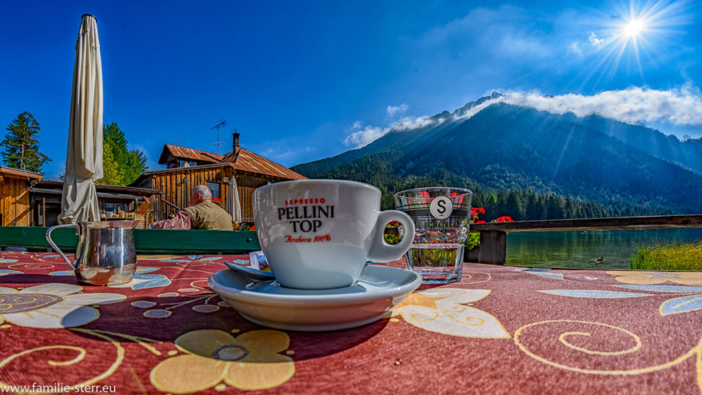 Tasse Kaffee am Restaurant am Toblacher See bei strahlendem Sonnenschein