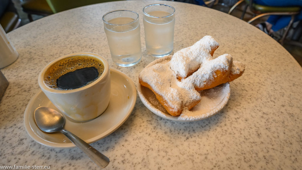 Tasse Kaffee und Beignets im Cafe Du Monde in New Orleans