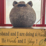 Schild "My husband an I are doing a Workshop -He Works and I Shop