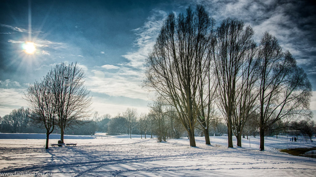 Winterlandschaft mit Schnee am Kronthaler Weiher in Erding