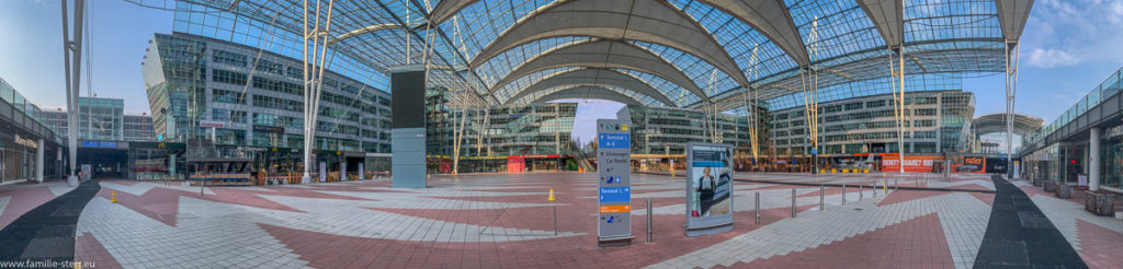 Panoramaaufnahme des Munich Airport Centers ist wegen der Corona - Pandemie menschenleer