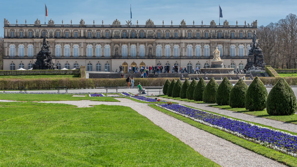 das Schloss Herrenchiemsee mit vielen Besuchern