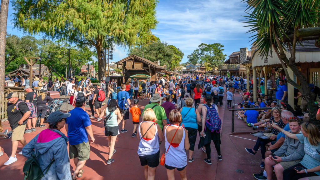 eine große Menschenmenge im Frotier Land / Magic Kingdom / Disney World Florida