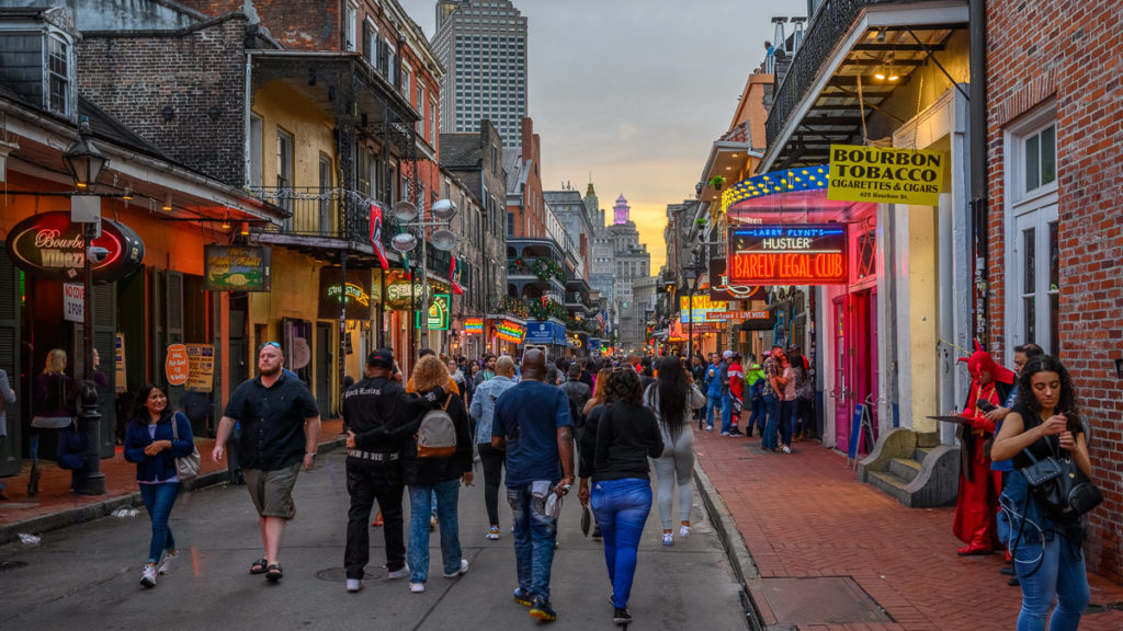 Menschenmenge in der abendlichen Bourbon Street New Orleans