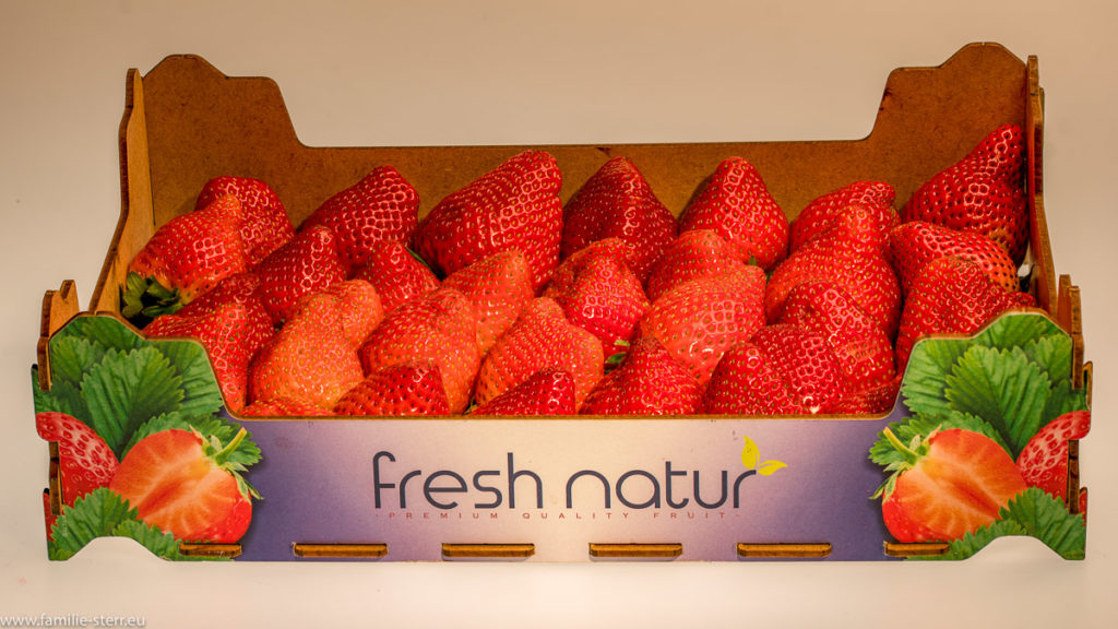 eine Kiste mit Erdbeeren von fresh natur