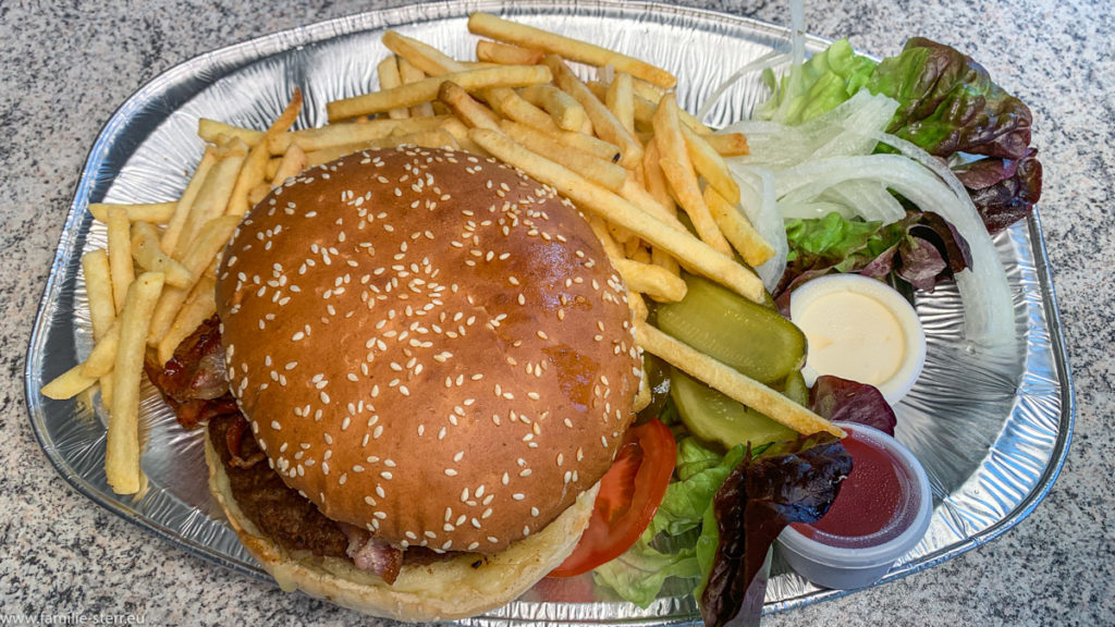 Hamburger mit Bacon und Käse, dazu Pommes als Beilage