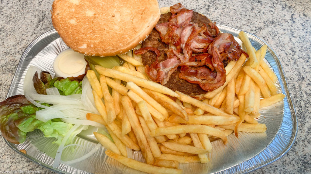 Hamburger mit Bacon und Käse, dazu Pommes als Beilage