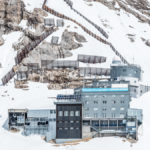 Umweltforschungsstation Schneefernerhaus unter dem Zugspitzgipfel im Schnee