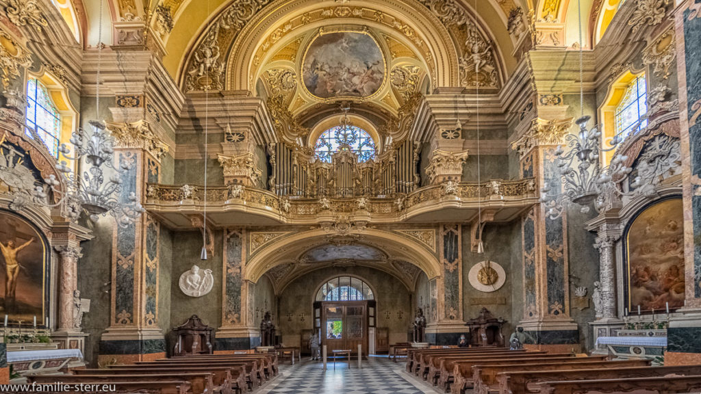 Das Hauptportal des Brixner Doms und die Orgel darüber vom Hauptschiff aus gesehen