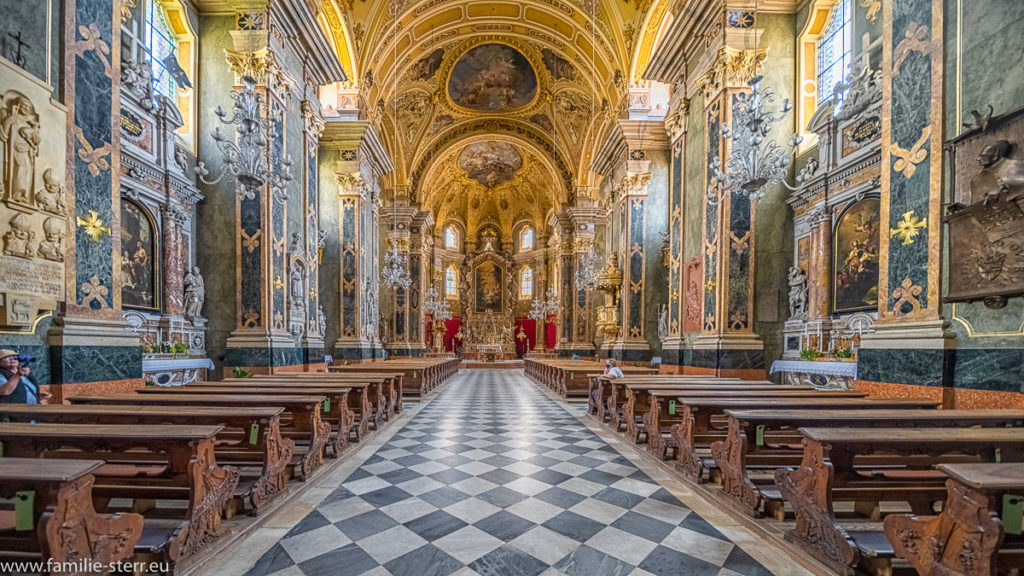 Blick entlang des Hauptschiffs im Brixner Dom auf den Altarraum und den Hochaltar