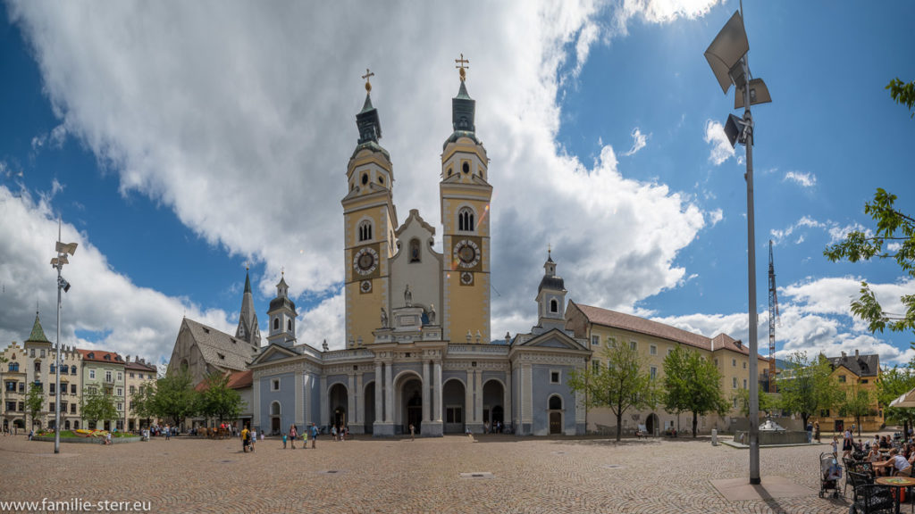 Blick auf die Fassade und den Doppelturm des Brixner Doms