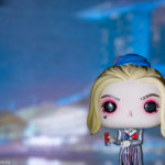 Harley Quinn als Funko-Pop-Figur vor dem Marina May Sands Hotel an der Marina Bay in Singapur