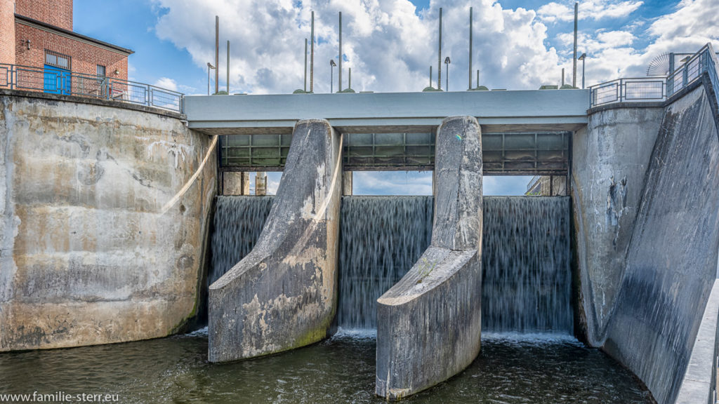 drei seitliche Wasserauslässe neben dem Kraftwerk Uppenborn 1 an der mittleren Isar