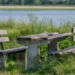 verwitterte Bänke und ein Tisch am Stausee Moosburg ( Vogelfreistätte Mittlere Isarstauseen