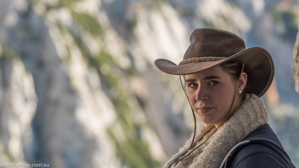 Melanie mit Cowboy - Hut beim Kehlsteinhaus in den Berchtesgadener Alpen