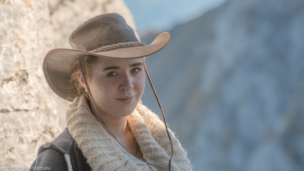 Melanie mit Cowboy - Hut beim Kehlsteinhaus in den Berchtesgadener Alpen